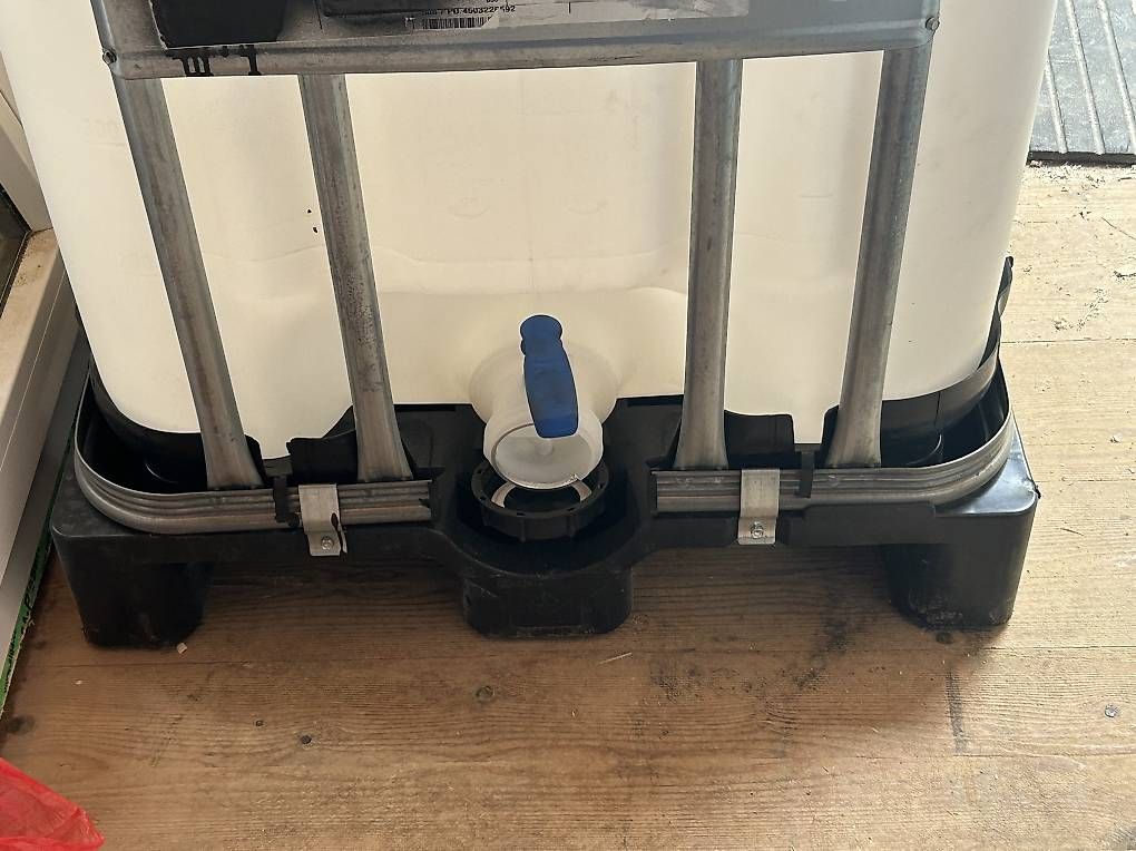 Abreuvoirs & Auges: Wassertank 600  Liter / IBC / Bewässerung – D'occasion à Langnau im Emmental par enduro.09 1