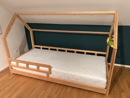 Kinderbett Holz Haus Bett inkl. Matratze neuwertig