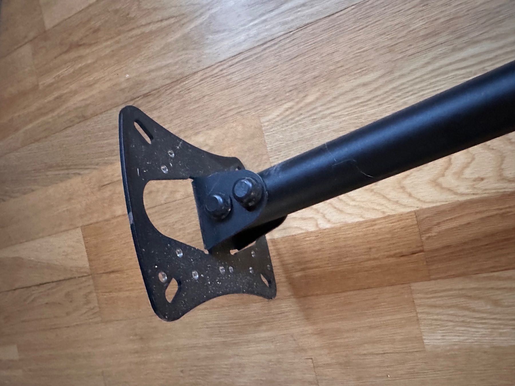 Staffa per monitor: TV Deckenhalterung Edbak 19"-27" – Usato da Luzern venduto da Fjus 3