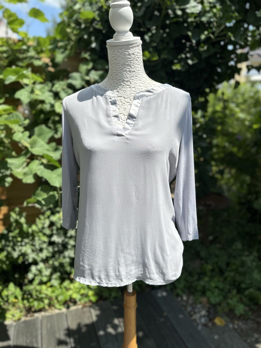 Comma Blusen: COMMA, BLUSE / LANGARM-TOP Gr. 38 Hellgrau / Silber – Gebraucht aus Baar von AlicjasWunderland