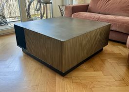 Table basse en métal ondulé