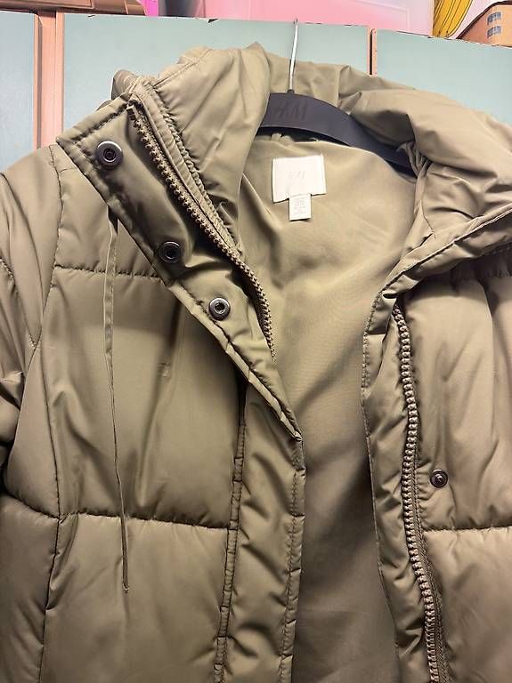 Jacken: WINTERJACKE MIT KAPUZE – Gebraucht aus Märstetten von sha_9p7c 2