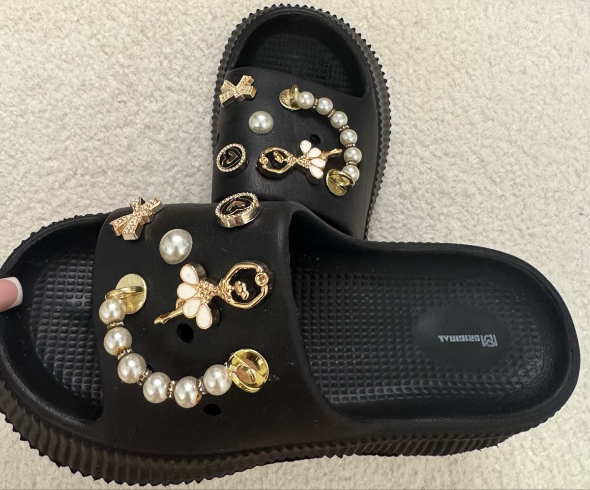 Scarpe da donna: Damen Schuh schwarz mit Perlen und Charms – Nuovo (secondo la descrizione) da Solothurn venduto da atejes 1
