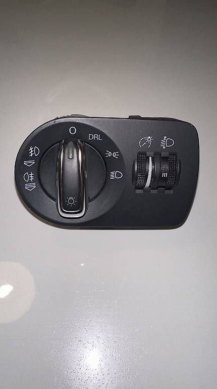 Tutti pezzi di ricambio auto: Audi A3 8P Lichtschalter – Usato da Vaduz venduto da mrworldwide07