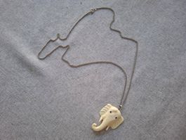 Collier vintage avec pendentif éléphant