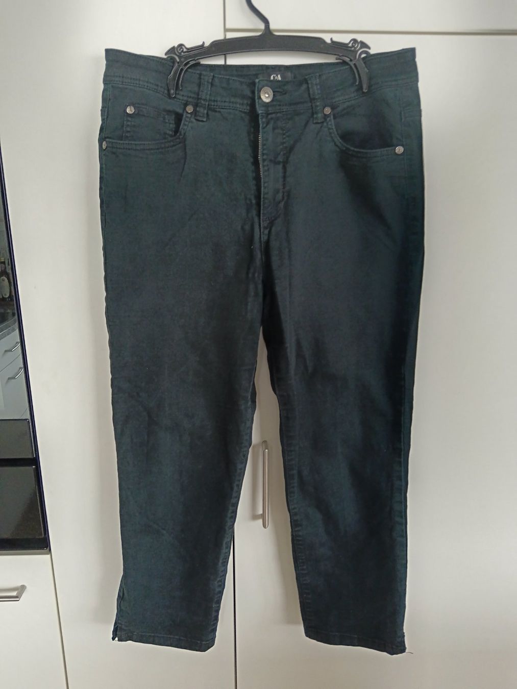 C&A Pantaloni: Schwarze Hose, 7/8  Länge, Grösse 40 – Usato da Wauwil venduto da kai_v59l
