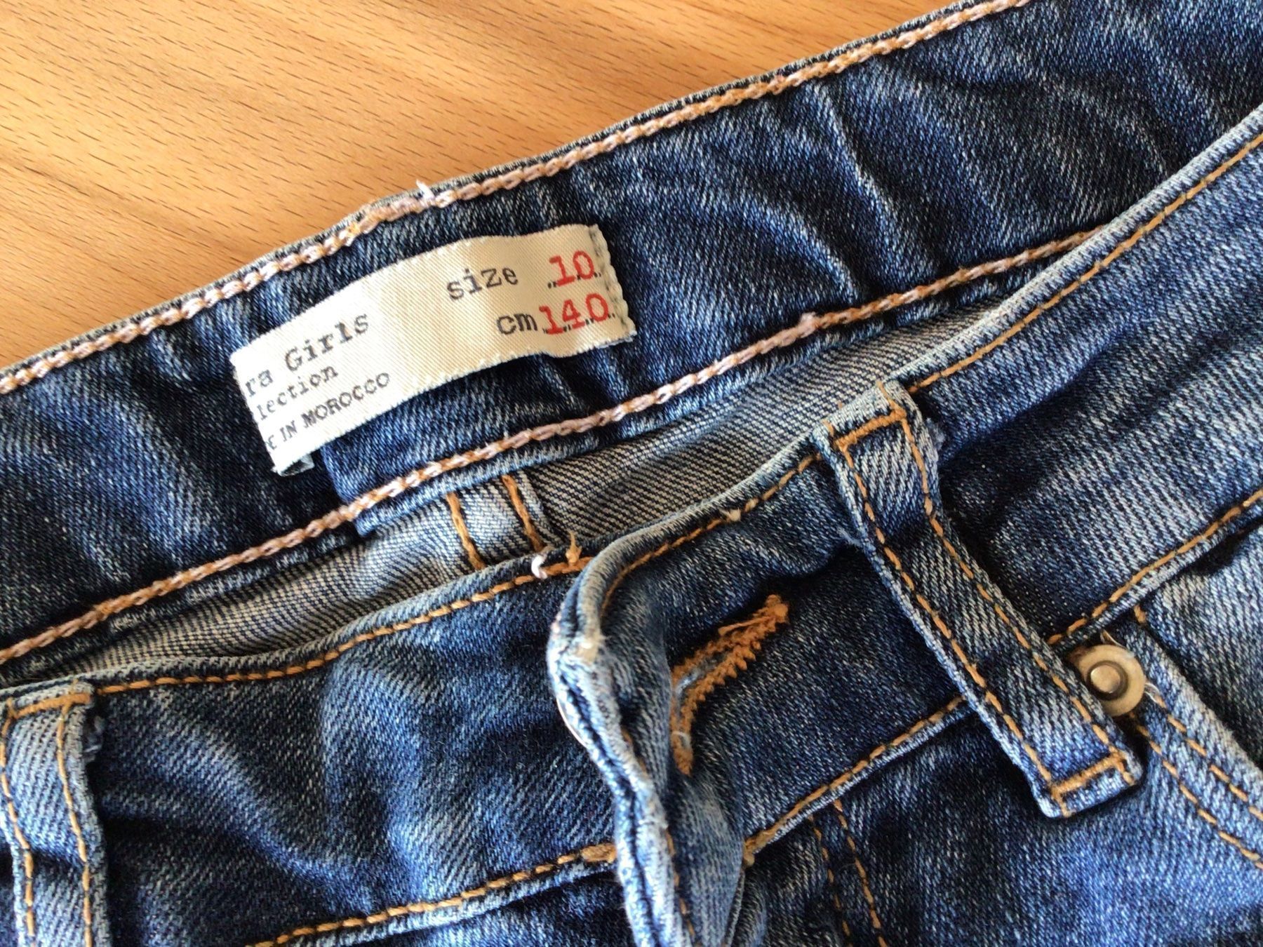 Hosen: Coole Jeans mit Pins verziert, Gr. 140 – Gebraucht aus Schinznach Dorf von Balz1968 3