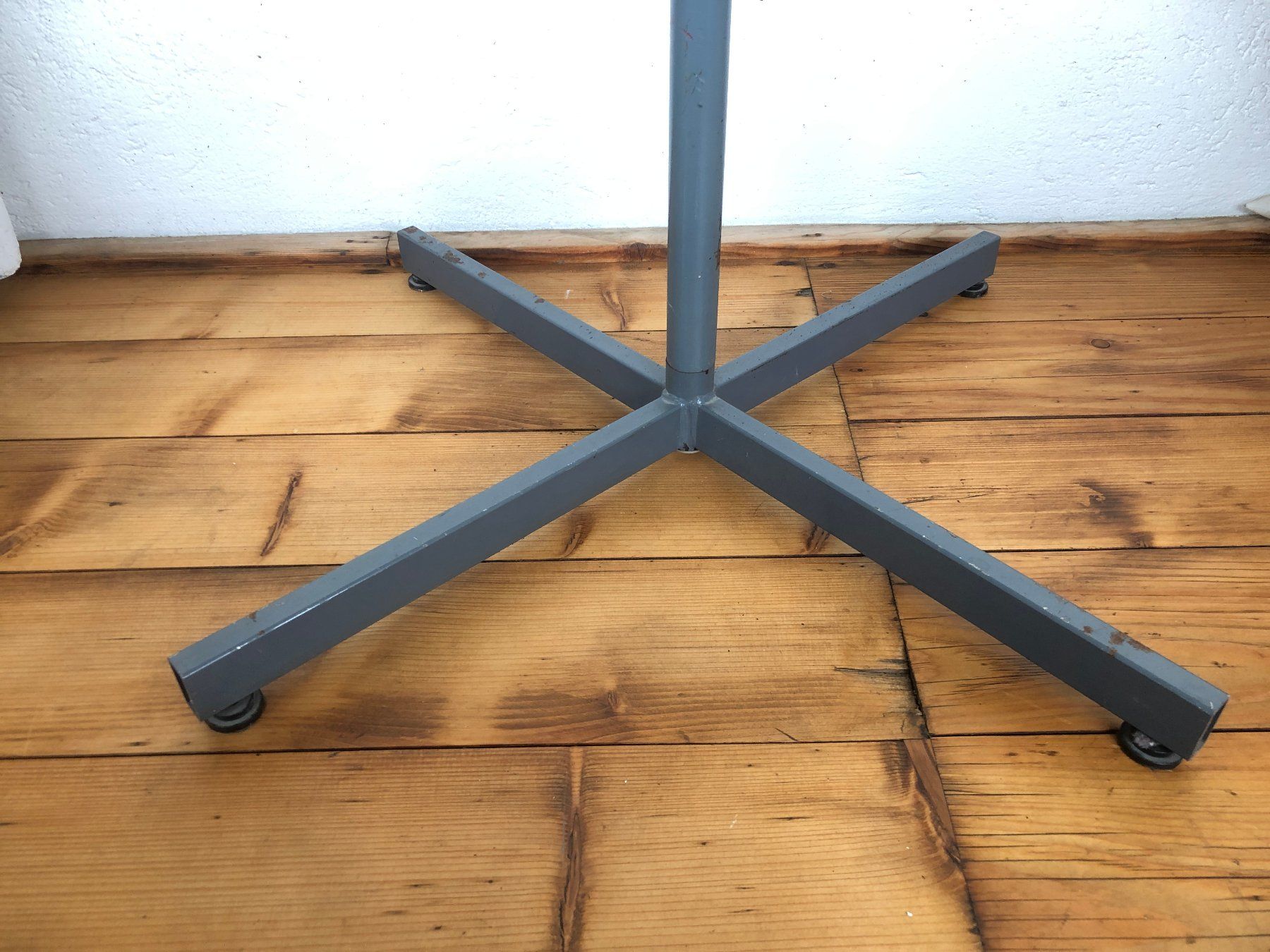 Guardaroba: Antiker Kleiderständer Industrial Design – Usato da Arisdorf venduto da Liquidus 3