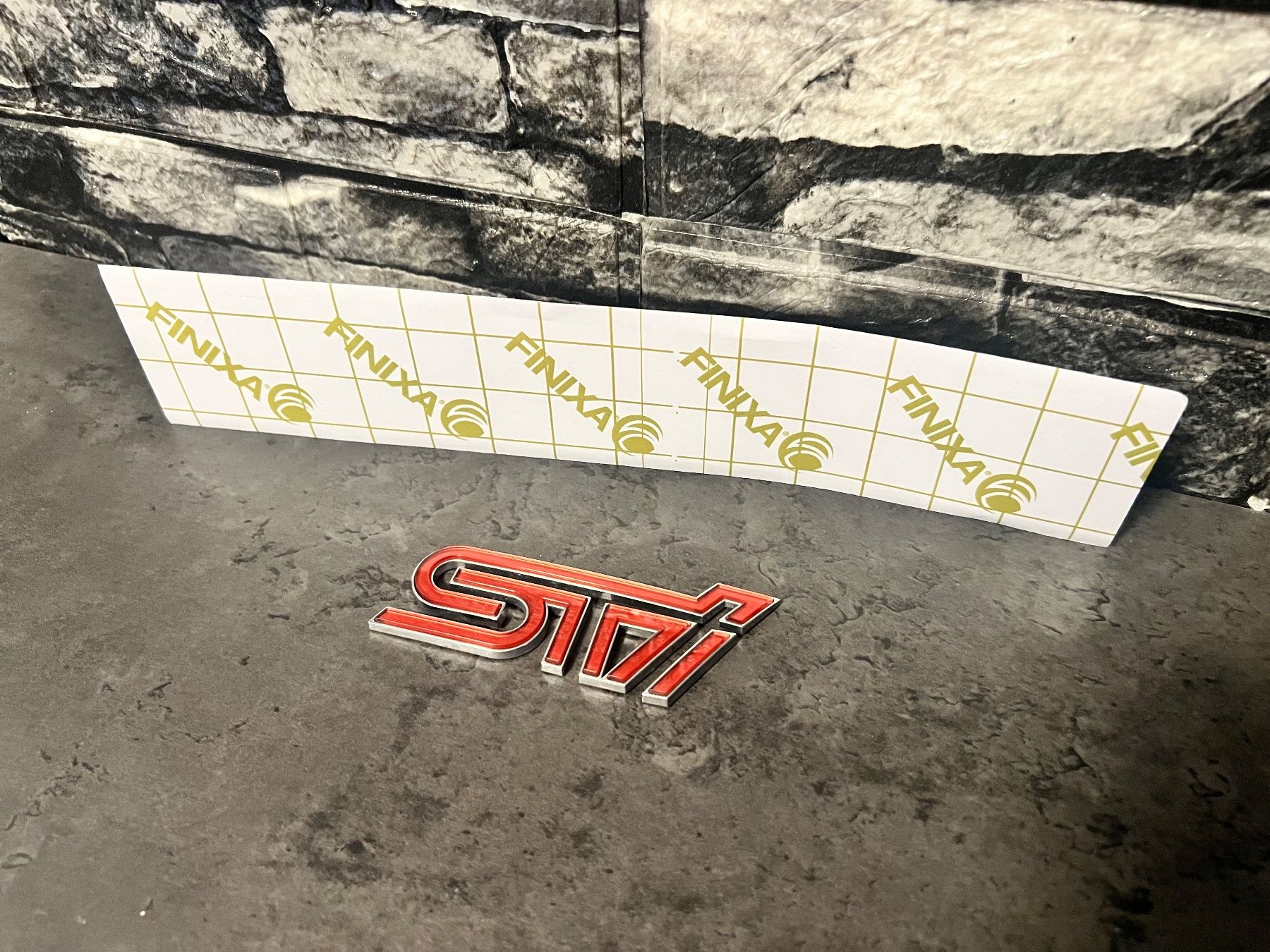 Subaru Sonstiges Fahrzeugzubehör: Subaru STI Emblemlogo rot silber – Gebraucht aus Bern von No1e 1
