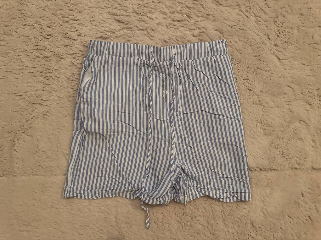 Pantaloni: Blau-weiss gestreiftes Sommershorts – Usato da Oberwil b. Zug venduto da ritaaa