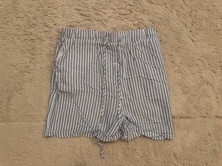 Blau-weiss gestreiftes Sommershorts