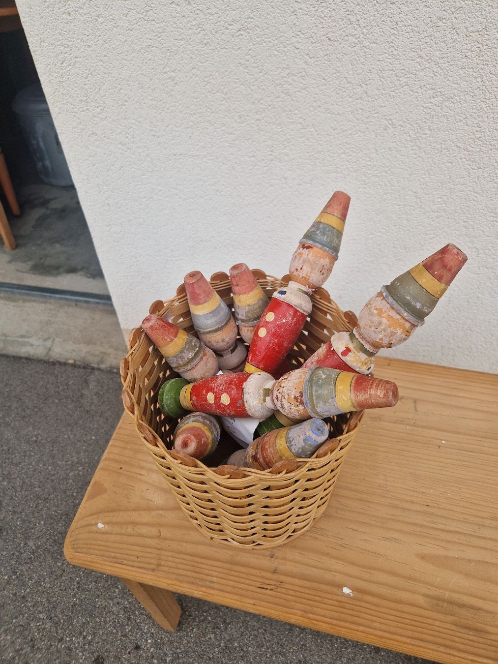 Statuette: Alte Kegel Set Holz farbig gebraucht mit Korb – Usato da Mörigen venduto da Clio111 7