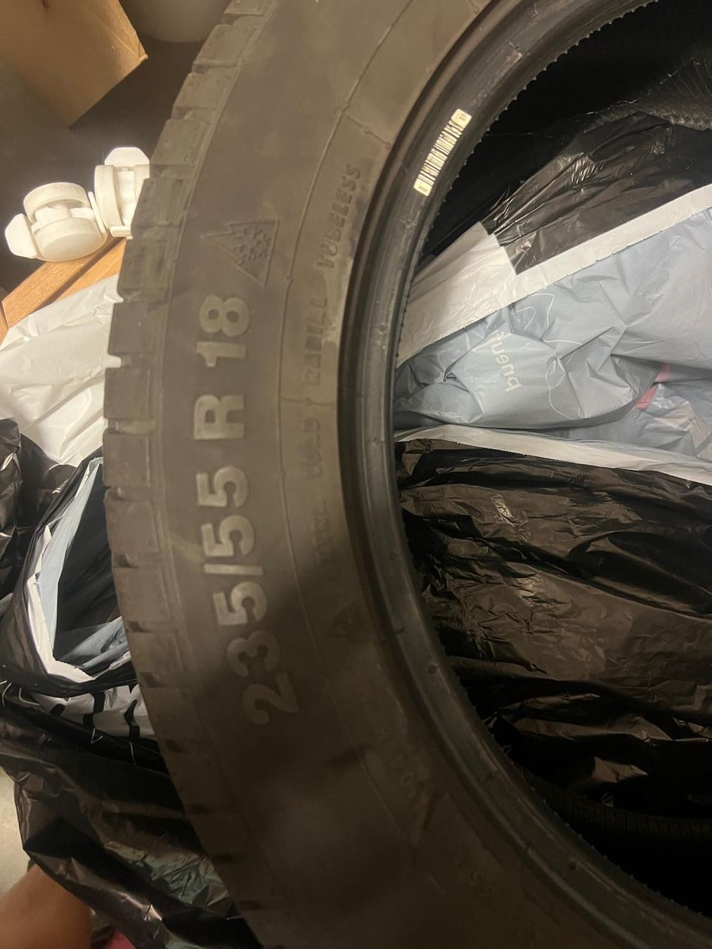 Continental Pneus & Kompletträder: Winterräder 18‘ Continental – Gebraucht aus Horw von fio_k29w 1