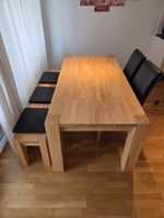 Abgenutzter Holztisch mit 3 Stühlen und Bank