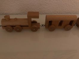 Holzzug mit Anhängern - Nostalgie für Kinderzimmer!