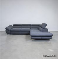 Graues Ecksofa mit Schlaffunktion und Stauraum