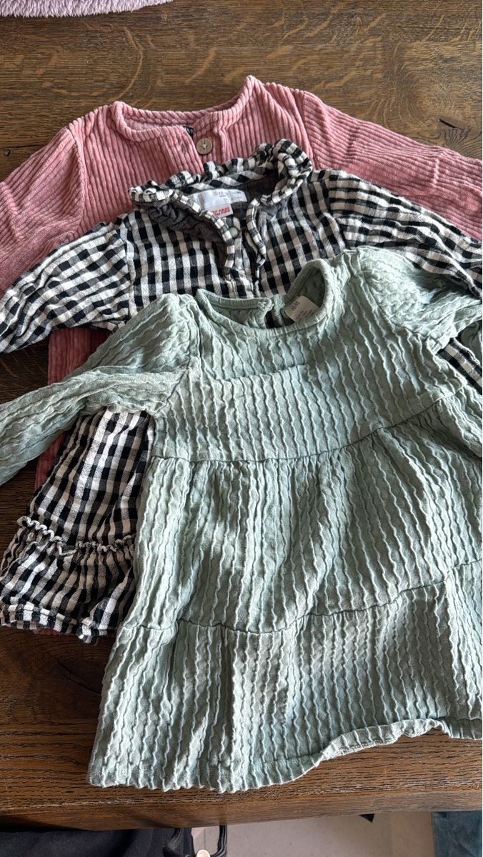 Lotti & Set di vestiti: 3 Baby Mädchen Kleider Set langarm  – Usato da Zug venduto da sil_82fx