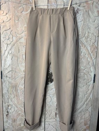 Trendige Stoffhose in Beige, Bundfaltenhose, Bürohose - S