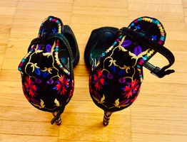 Elegante Wildledersandalen in Schwarz mit Stickereien