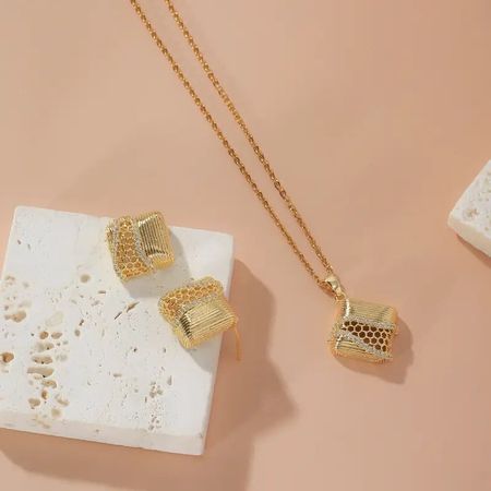 Elegantes Schmuckset,  - Kette und Ohrringe ✨