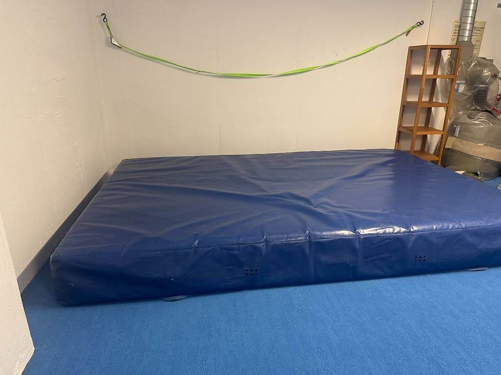 Bodenmatten: Weichbodenmatte blau, Turnmatte, Matte – Gebraucht aus Spiegel b. Bern von ale_b5pt 2