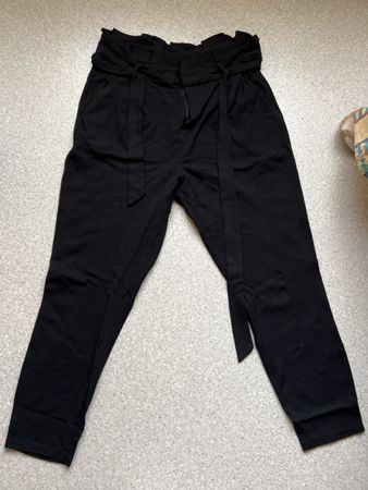 Elegante Schwarze Stoffhose mit Bindegürtel - Grösse L