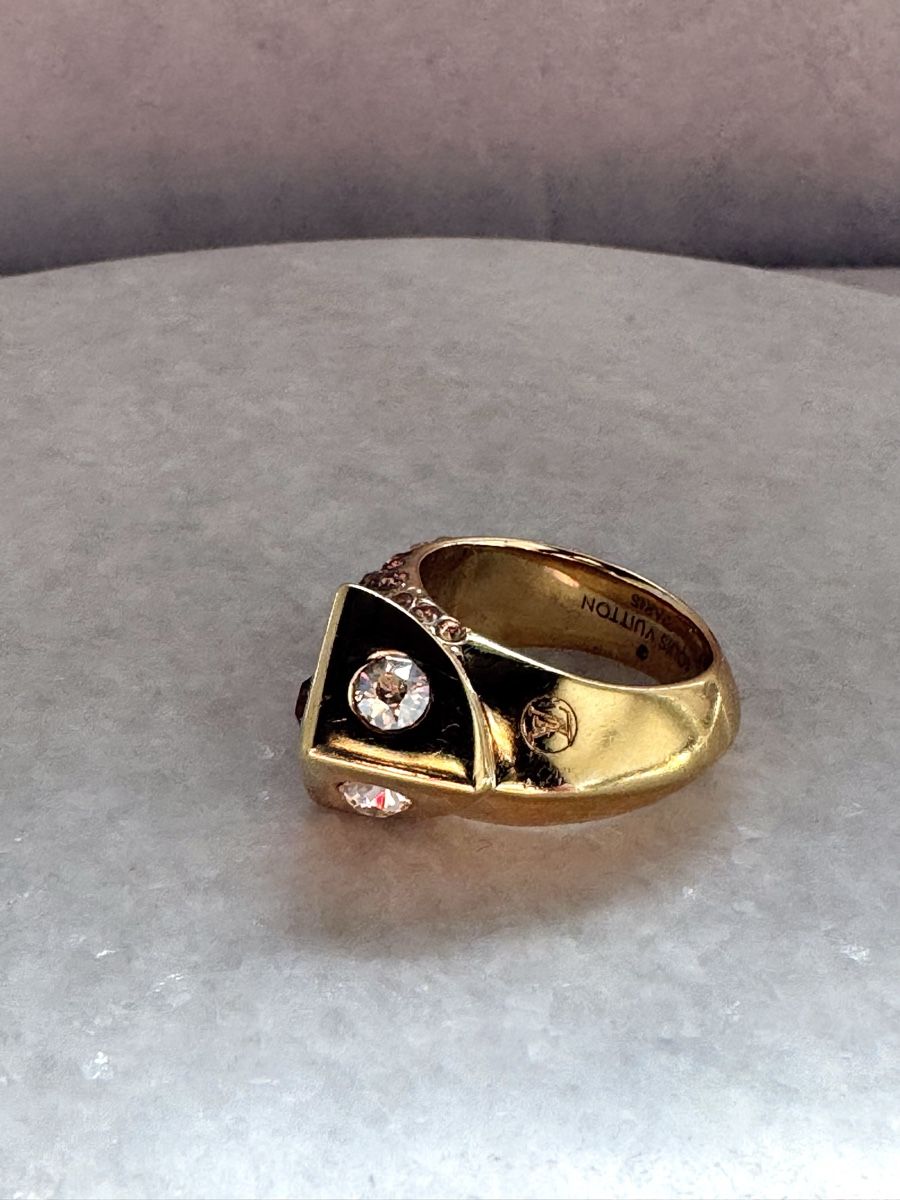 Louis Vuitton Anelli: LOUIS VUITTON Crystals Trunkies Ring – Usato da Kriens venduto da hannaandkiko 3