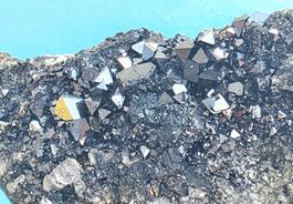 Mineralien: Magnetit, Monazit, Rutil, Anatas. High End Stufe