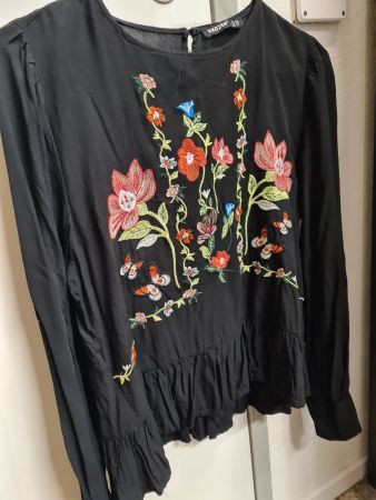 Leichte Bluse mit Blumenstickerei, 38