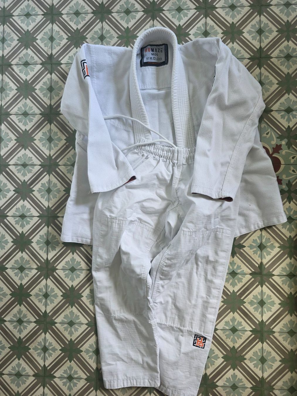 Arte internazionale: BJJ Kimono – Usato da Zug venduto da ScarletRose