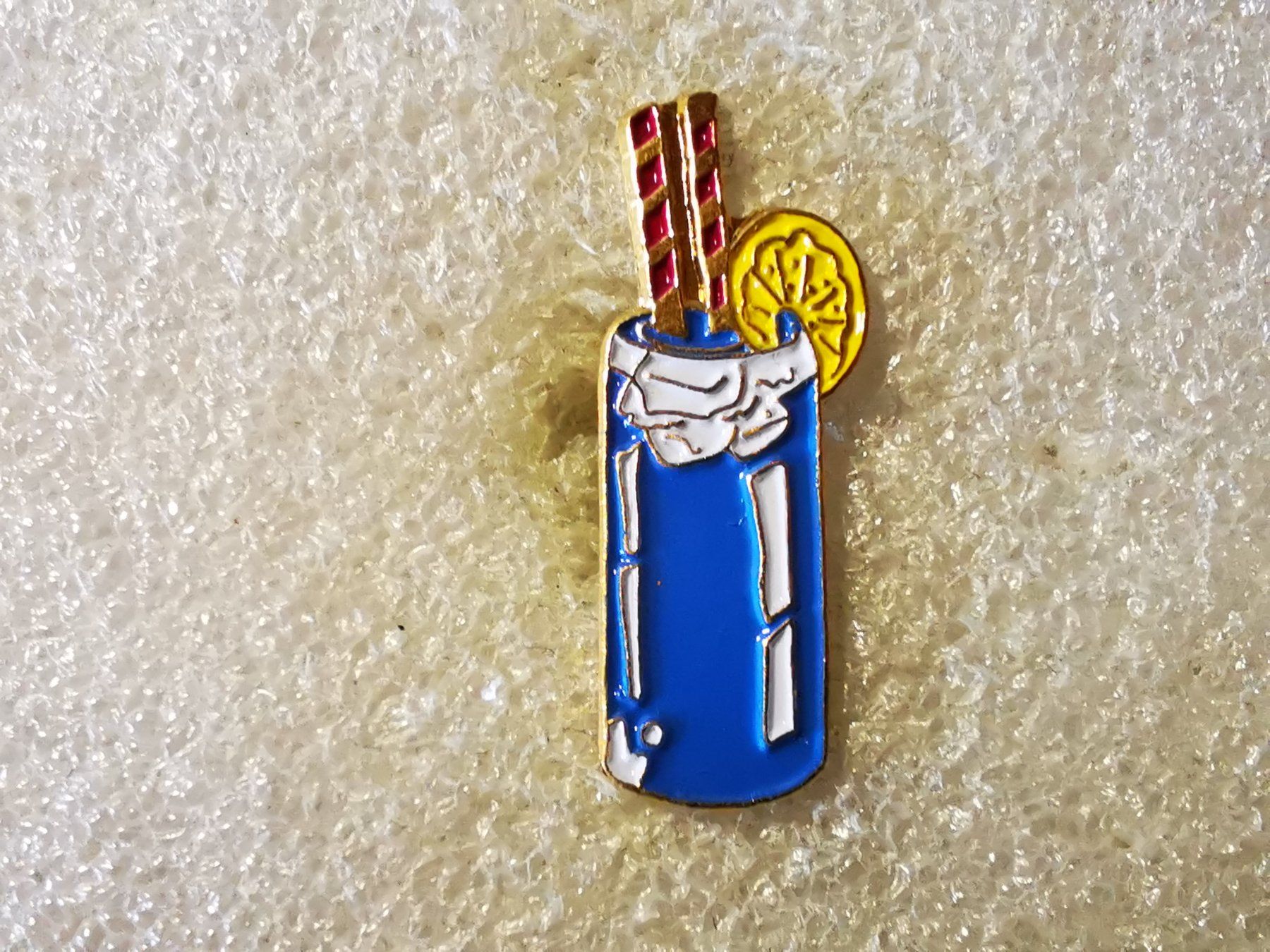 Plaketten & Abzeichen: Ansteckpin 74: Drink – Gebraucht aus Oppligen von Pin-Fall-Shop