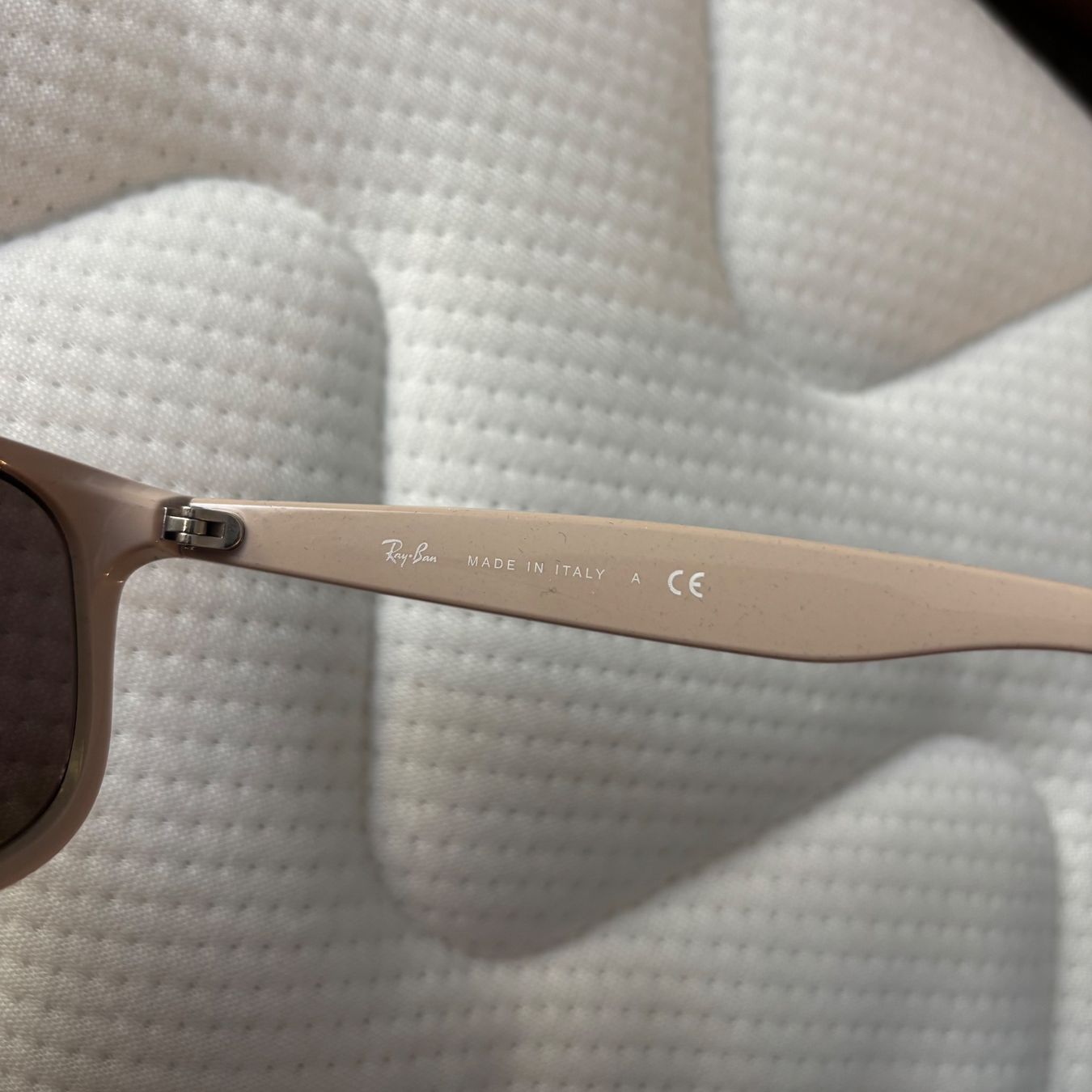 Ray-Ban Occhiali & Lenti: Ray-Ban Sonnenbrille hellbeige/weiss – Usato da Staufen venduto da sarinaluescher 4
