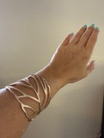Elegante Armspange mit Blattmuster in Roségold – Modeschmuck