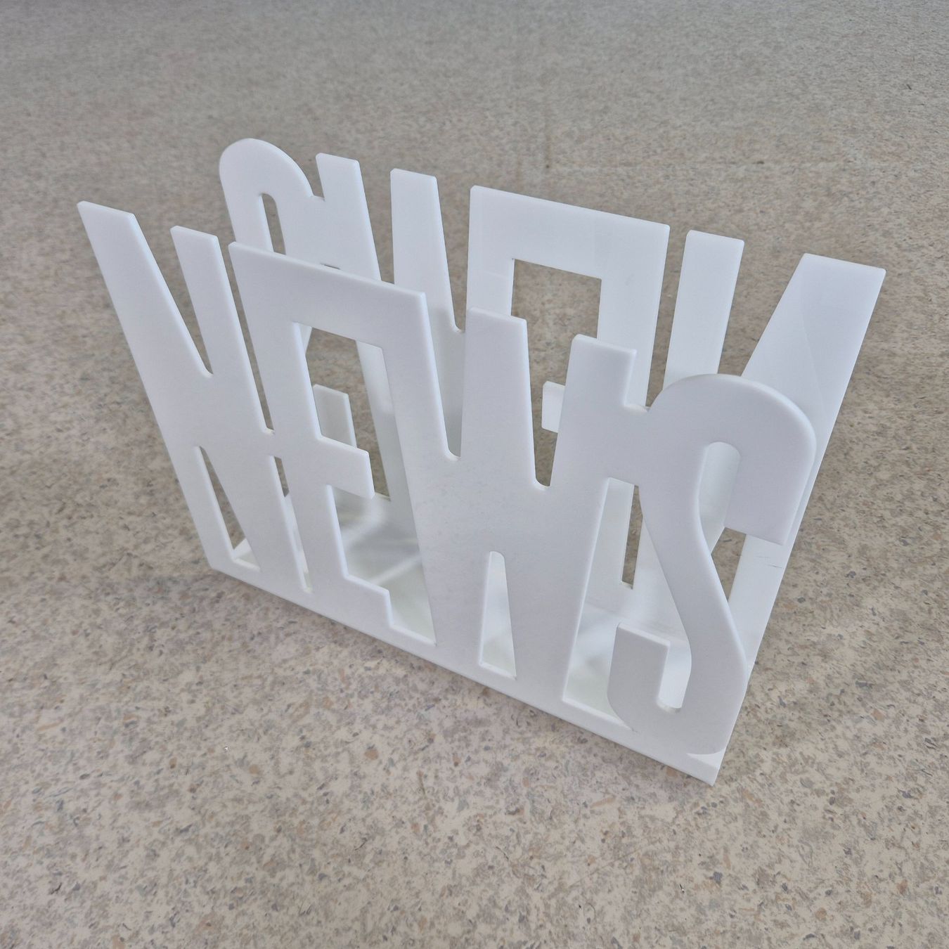 Sonstiges für Haushalt & Wohnen: News Acryl weiss Magazin Rack Plexiglas Zeitungsständer – Gebraucht aus Nottwil von Wondewa-Shop 2