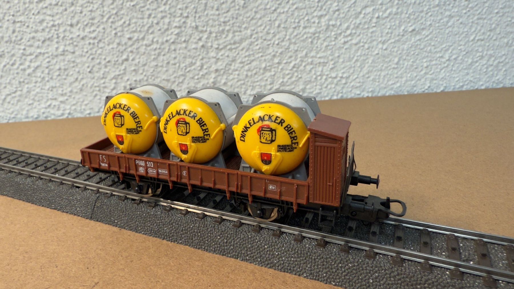Lima Modellini di ferrovie: Lima H0 Bierwagen mit Dinkelacker Bier Fässer H0 / DC – Usato da Schlieren venduto da rat_lq6b 4