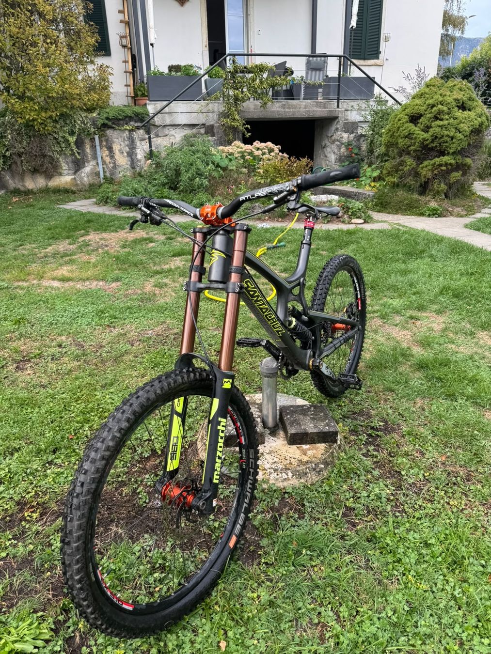 Santa Cruz Biciclette: Santa Cruz V10 Rahmengrösse XL und Laufradgrösse 26 Zoll – Usato da Selzach venduto da Knuddu01