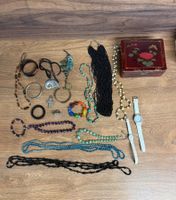 Schmuckkonvolut Damen Ketten Armbänder Uhren mit Schmuckbox