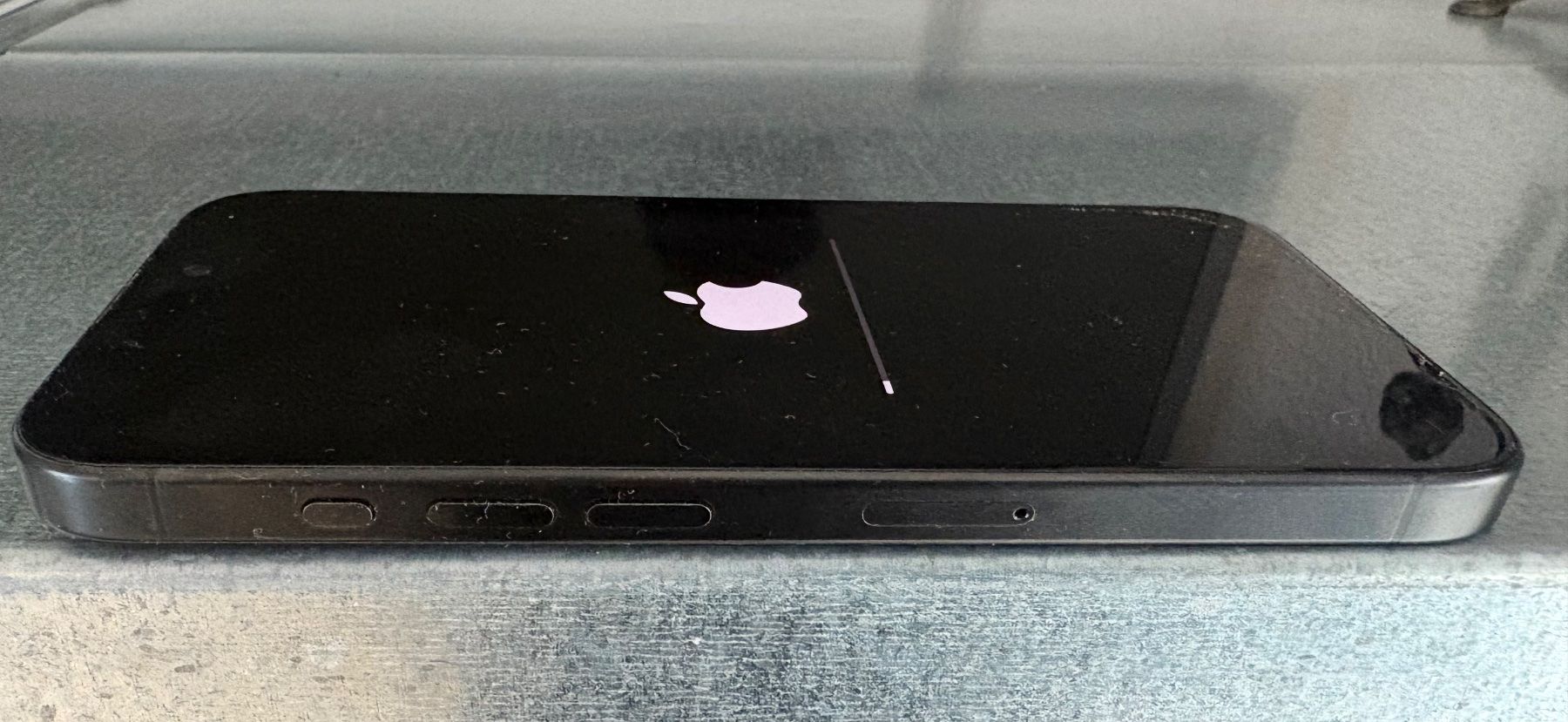 Apple Telefoni cellulari / Smartphones: iPhone 15pro, 128GB, schwarz, ab CHF 1.-- – Usato da Zürich venduto da lppes 2