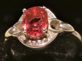 Damen Silber 925 Ring mit Granat und Zirkone.