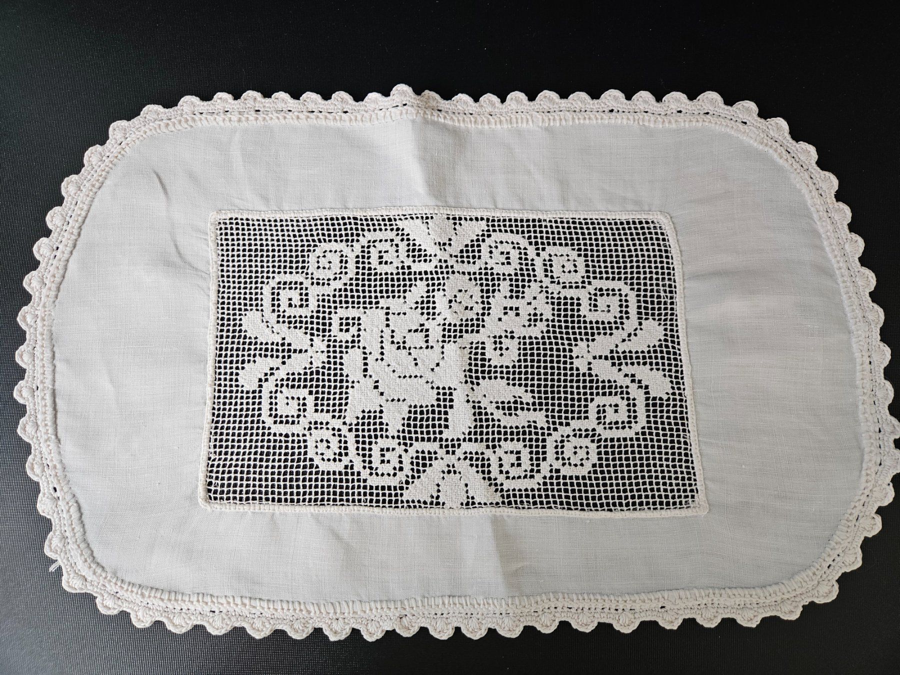 Sonstige Tischwäsche: Spitzendeckchen Spitzendeckeli Spitze weiss, Rose 47x29 cm – Gebraucht aus Gossau ZH von LeoniesDeko