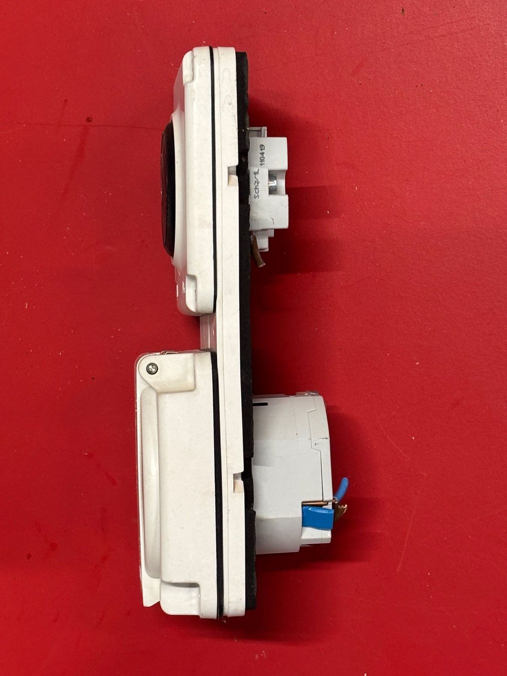 Feller Stecker: FELLER Aussensteckdose mit Schalter IP 55 – Gebraucht aus Winterthur von ReUse_Baumarkt 3