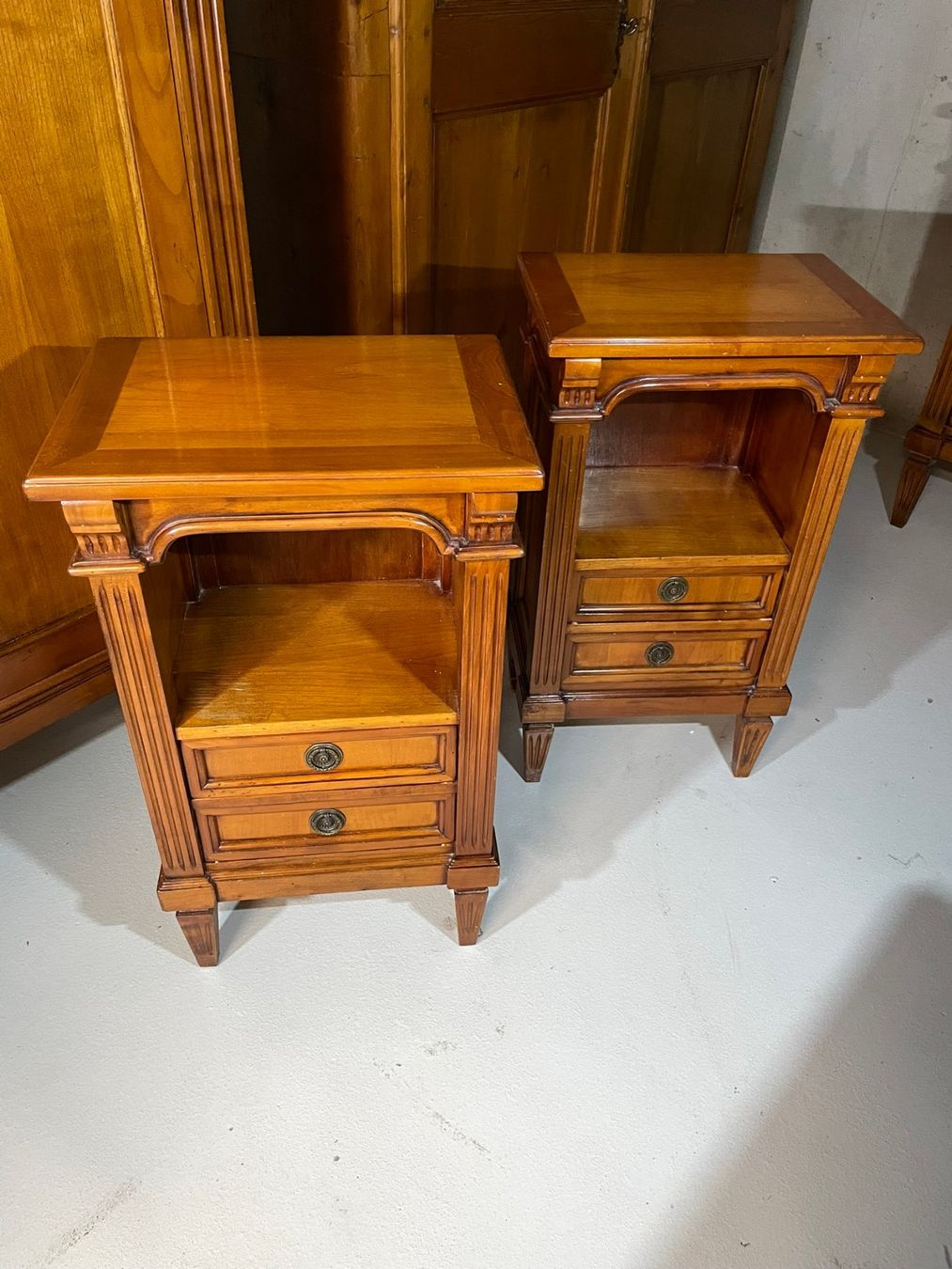 Letti: Chambre à coucher avec lits, commode et tables de chevet – Usato da Bussigny venduto da ch41 1