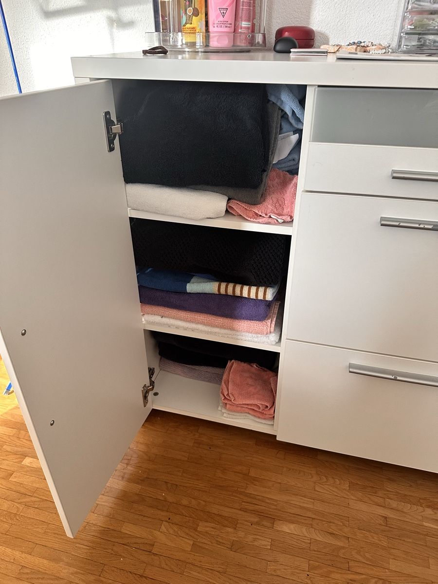Cassettiere: Weisses Sideboard/Kommode mit Schubladen & Türen – Usato da Zürich venduto da Gadgets2020 1