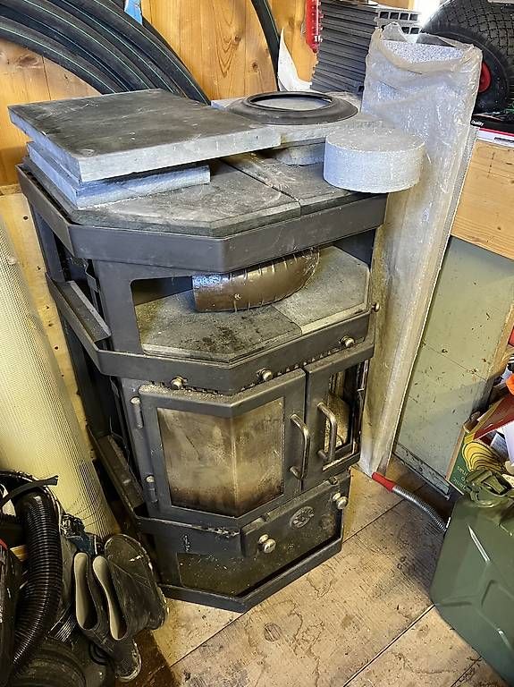 Autres meubles anciens: Poile à bois à donner  – D'occasion à Bullet par bilbil1400