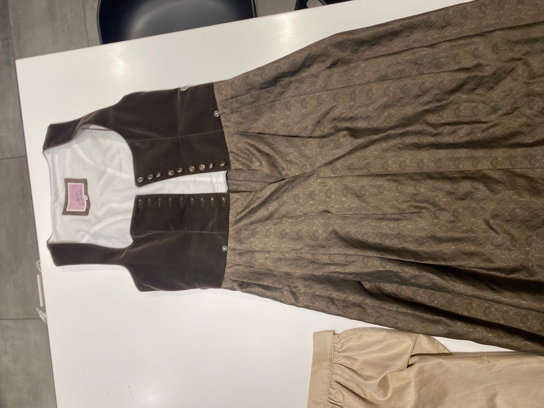 Kleider: Dirndl Grösse M – Gebraucht aus Mümliswil von Puurefrauescheis 3
