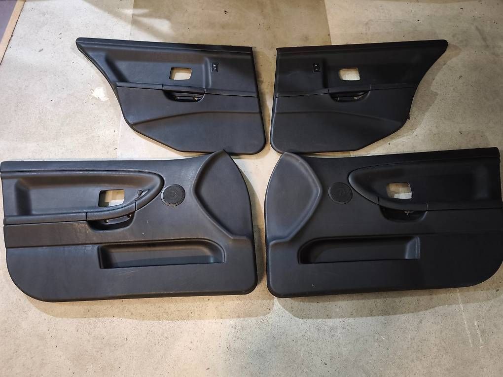 Tutti pezzi di ricambio auto: BMW E36 Limo, Touring, Leder Türpappen  – Usato da Zihlschlacht venduto da rad_vvm9