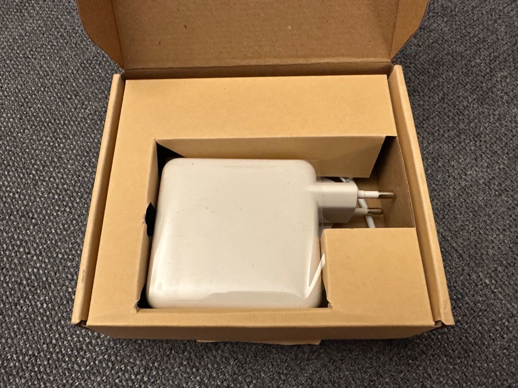 Apple Caricabatterie: 60-W-Mac-Book-Ladegerät / 18-W-PD / QC-3.0-18-W – Nuovo e nell'imballaggio originale da Sempach Station venduto da Jupi2011 1