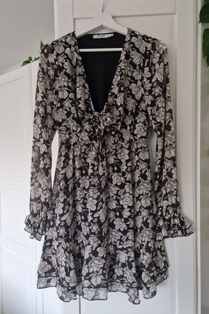 Kurzes Kleid mit Blumen, Nakd-fashion, Gr. S