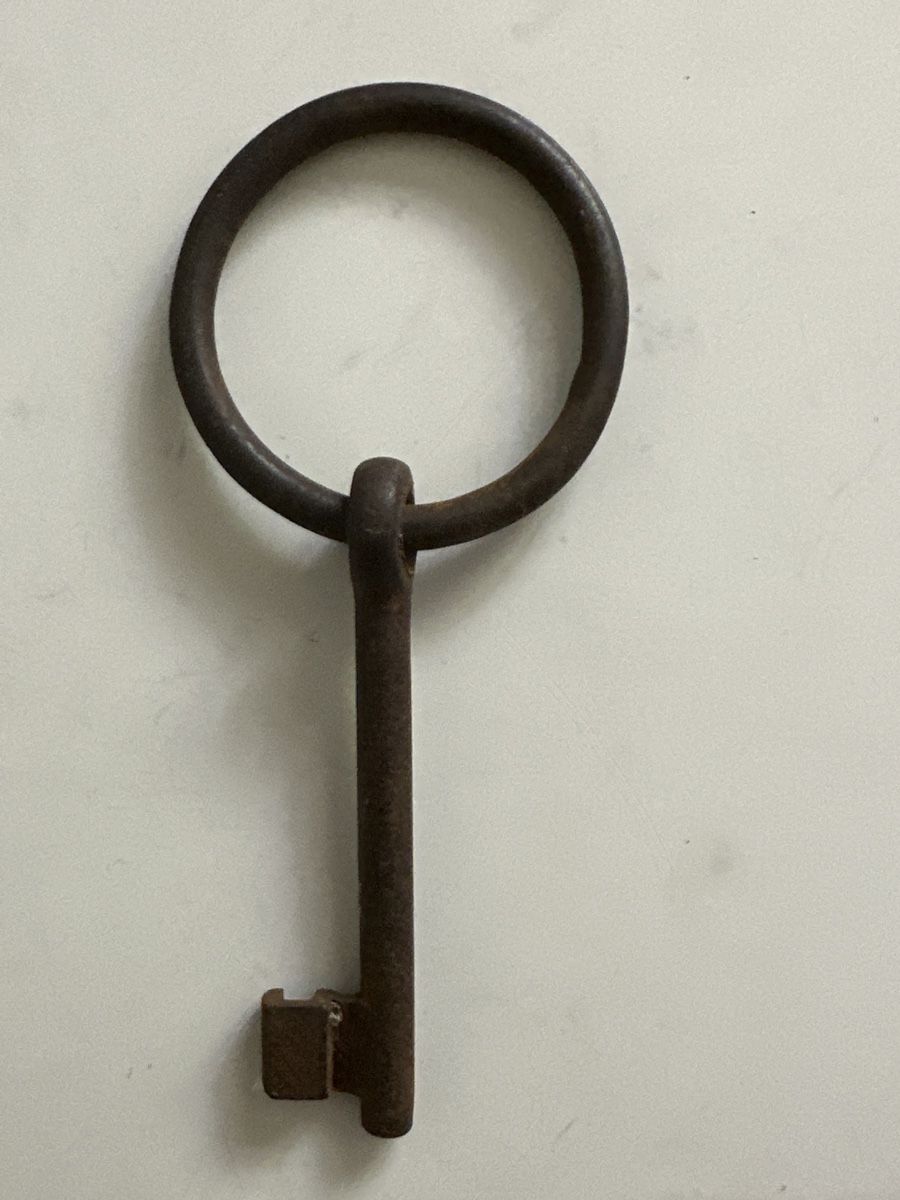 Chiavi: Rostiger Schlüssel mit Metallring. – Usato da Zürich venduto da Chaeffeler