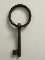 Rostiger Schlüssel mit Metallring.